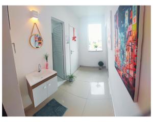 Ένα μπάνιο στο Apartamento com 2 quartos Praia de Itapema