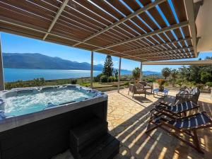 KouvalátaOtium Residence的享有水景的天井上的热水浴池