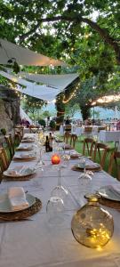 Reštaurácia alebo iné gastronomické zariadenie v ubytovaní Casa Banys L'Avellà