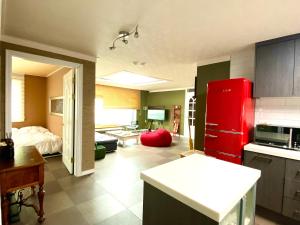 Η κουζίνα ή μικρή κουζίνα στο KoolJam House-Center of Seoul-Itaewon-Spacious-3min from the subway