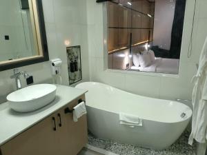 Ein Badezimmer in der Unterkunft G-Pinnacle Signature