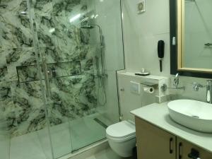 Ein Badezimmer in der Unterkunft G-Pinnacle Signature