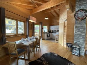 Kuchnia lub aneks kuchenny w obiekcie Apartment Jochblick by Interhome