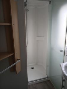 un baño con ducha y lavabo en MOBIL HOME le DECINOIS, en Valras-Plage