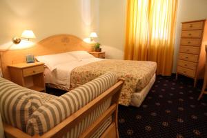 Säng eller sängar i ett rum på Hotel Valverde