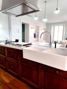 une cuisine avec un évier et une cuisinière dans l'établissement Hbhall Duomo Suite, à Milan