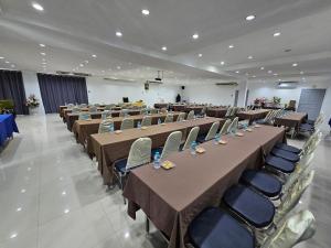 帕克蒙西通度假酒店的一个带长桌和椅子的大型宴会厅