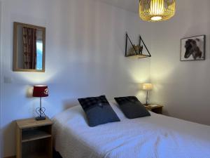 Posteľ alebo postele v izbe v ubytovaní Appartement Fonctionnel avec Balcon, Garage et Wifi - Parfait pour 4 Personnes près des Pistes - FR-1-548-25