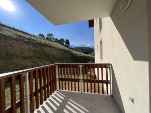 balkon domu z widokiem na wzgórze w obiekcie Appartement Fonctionnel avec Balcon, Garage et Wifi - Parfait pour 4 Personnes près des Pistes - FR-1-548-25 w mieście Villard-de-Lans