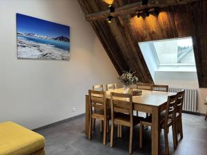 Posedenie v ubytovaní Maison moderne et chaleureuse au cœur du village avec mezzanine et poêle à bois - FR-1-548-26