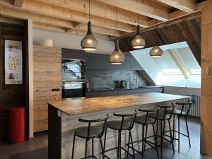 Kuchyňa alebo kuchynka v ubytovaní Maison moderne et chaleureuse au cœur du village avec mezzanine et poêle à bois - FR-1-548-26