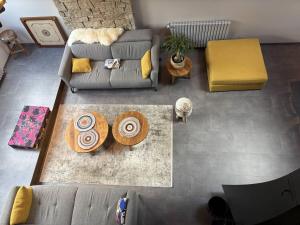 Posedenie v ubytovaní Maison moderne et chaleureuse au cœur du village avec mezzanine et poêle à bois - FR-1-548-26