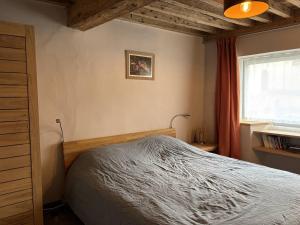 Posteľ alebo postele v izbe v ubytovaní Maison moderne et chaleureuse au cœur du village avec mezzanine et poêle à bois - FR-1-548-26