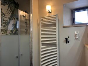 Kúpeľňa v ubytovaní Maison moderne et chaleureuse au cœur du village avec mezzanine et poêle à bois - FR-1-548-26 + 5 fotografií