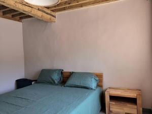Posteľ alebo postele v izbe v ubytovaní Maison moderne et chaleureuse au cœur du village avec mezzanine et poêle à bois - FR-1-548-26