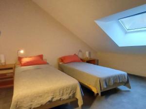 Posteľ alebo postele v izbe v ubytovaní Maison moderne et chaleureuse au cœur du village avec mezzanine et poêle à bois - FR-1-548-26