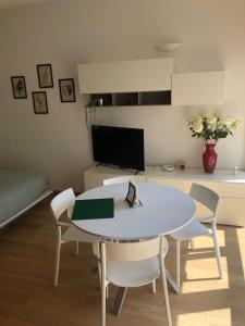A television and/or entertainment centre at Music House - Carozzi Apartments