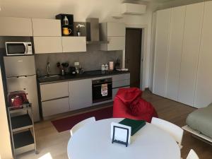 A kitchen or kitchenette at Music House - Carozzi Apartments