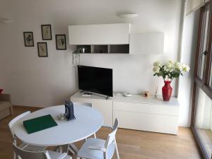 A television and/or entertainment centre at Music House - Carozzi Apartments