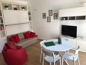 A television and/or entertainment centre at Music House - Carozzi Apartments