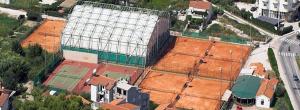 Tenis alebo squash v ubytovaní Villa De Luxe alebo jeho okolí