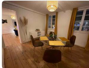 a dining room with a table and chairs at Le nid du dernier sou in Boulogne-sur-Mer
