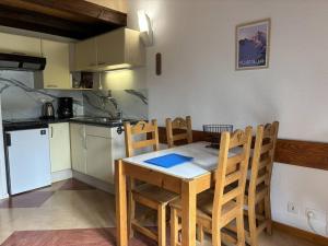 Kuchyňa alebo kuchynka v ubytovaní Studio mezzanine avec balcon et parking privé au cœur de Villard-de-Lans - FR-1-548-28