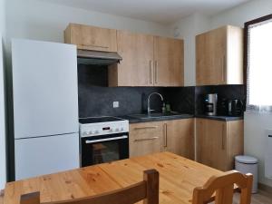 Kuchyňa alebo kuchynka v ubytovaní Appartement familial pour 6 personnes avec terrasse, parking gratuit et proche des navettes - FR-1-548-31