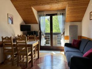 Televízia a/alebo spoločenská miestnosť v ubytovaní Studio mezzanine avec balcon et parking privé au cœur de Villard-de-Lans - FR-1-548-28