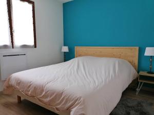 Posteľ alebo postele v izbe v ubytovaní Appartement familial pour 6 personnes avec terrasse, parking gratuit et proche des navettes - FR-1-548-31 + 1 fotografia