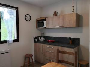 Kuchyňa alebo kuchynka v ubytovaní Appartement familial pour 6 personnes avec terrasse, parking gratuit et proche des navettes - FR-1-548-31