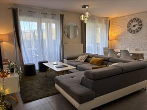 Posedenie v ubytovaní Appartement Confortable avec Terrasse à 5 Min du Centre, Navette Ski Gratuite ! - FR-1-548-34