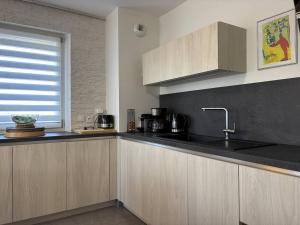 Kuchyňa alebo kuchynka v ubytovaní Appartement Confortable avec Terrasse à 5 Min du Centre, Navette Ski Gratuite ! - FR-1-548-34
