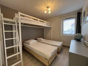 Posteľ alebo postele v izbe v ubytovaní Appartement Confortable avec Terrasse à 5 Min du Centre, Navette Ski Gratuite ! - FR-1-548-34