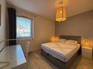 Posteľ alebo postele v izbe v ubytovaní Appartement Confortable avec Terrasse à 5 Min du Centre, Navette Ski Gratuite ! - FR-1-548-34