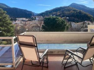 阿梅利莱班帕拉勒达F2 avec parking, terrasse & wifi à Amélie-les-Bains, animaux acceptés - FR-1-703-53的一个带两把椅子的阳台和一个游泳池 更多4张照片