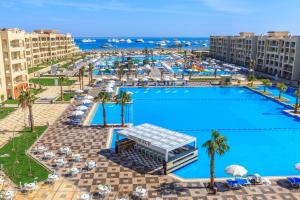 een uitzicht over het zwembad van een resort bij Pickalbatros White Beach Resort - Hurghada in Hurghada