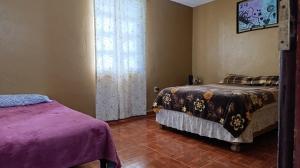 una camera con 2 letti e una porta scorrevole di Finca 7 Reyes Casa con alberca a Villa del Carbón