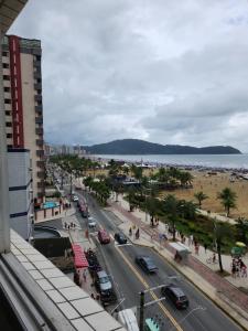 Una vista de una calle de la ciudad con una playa. en Diamantino, en Praia Grande