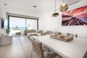 A seating area at Infinity 0-8 LUXE SEA VIEW 2B