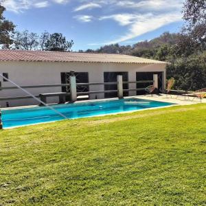 una casa con piscina in giardino di Finca 7 Reyes Casa con alberca a Villa del Carbón