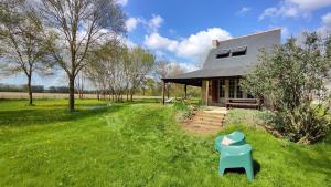 a house with a blue dog in the grass at Le Refuge des Châteaux in Chinon