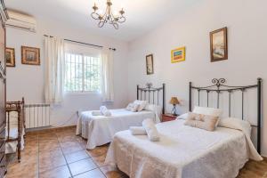 Postel nebo postele na pokoji v ubytování Casa Rural Cortijo Rizao + 37 fotografií