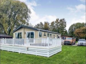 a small house with a white fence at 2 The Green in Tattershall