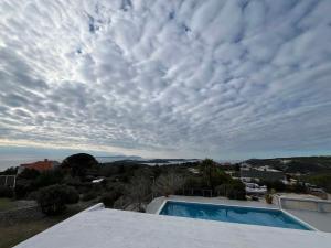 a cloudy sky above a swimming pool in a house at Dela in Hvar
