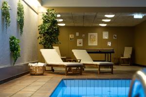 una sala d'attesa con sedie e una piscina di First Hotel Witt a Kalmar