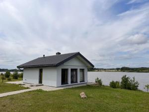 PalėvenėlėMarių Kalvos的湖边的白色小房子