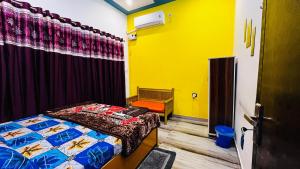 Postel nebo postele na pokoji v ubytování Shree Shyam Palace HOMESTAY near RamJanmbhoomi