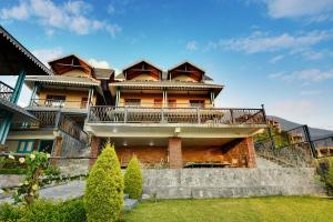 un edificio con balconi sui lati di Tiaraa Jujurana Resort & Spa a Dharamsala
