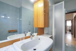 een badkamer met een witte wastafel en een bad bij PrimoPiano - Cucchi in Milaan +30 foto's